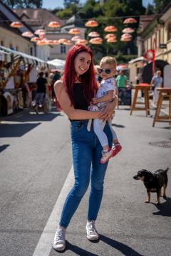 Veselo razpoloženje tudi na drugi festivalski dan Dnevov narodnih noš in oblačilne dediščine v Kamniku (11)